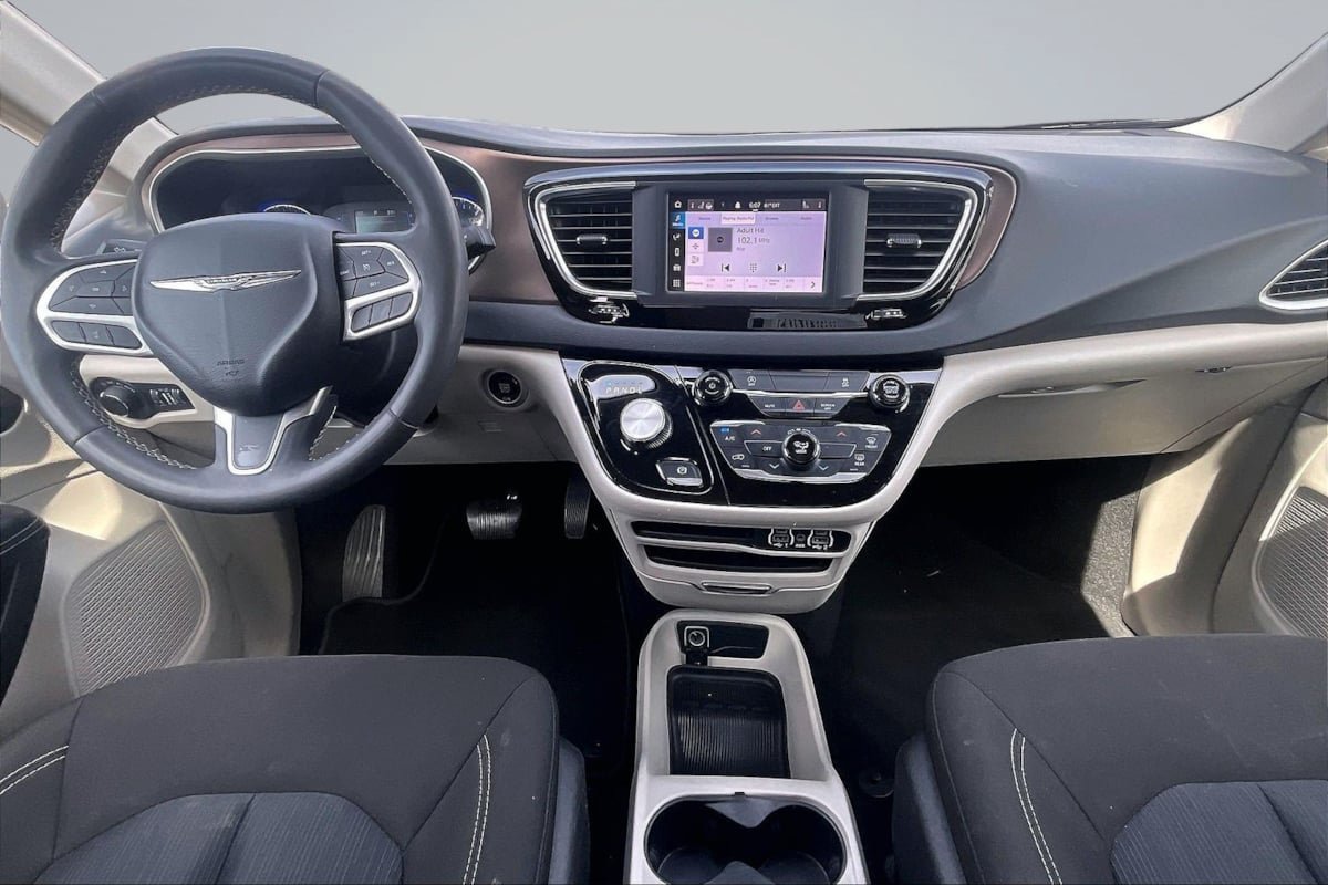 Used 2023 Chrysler Voyager LX FWD image 16