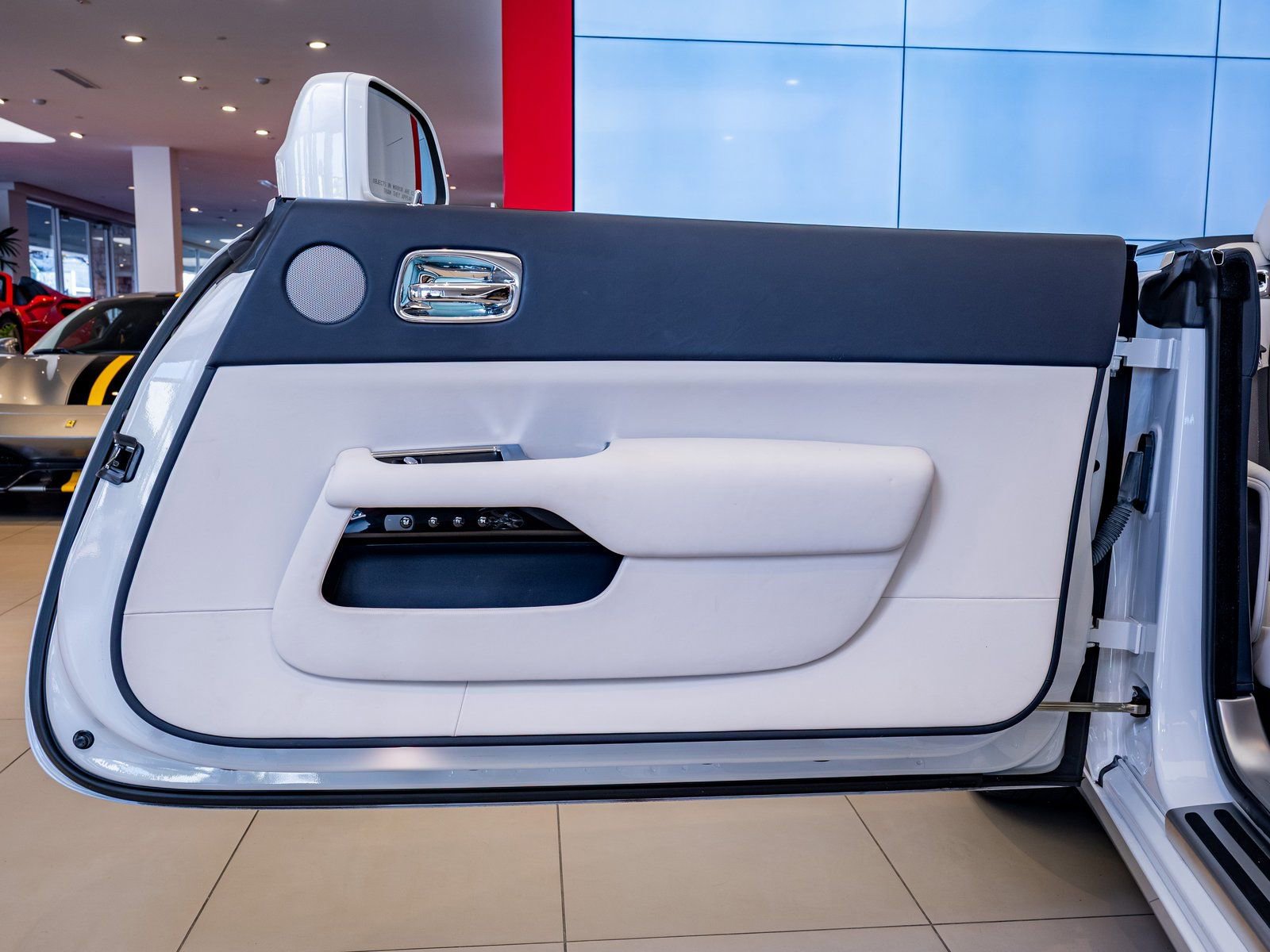 Used 2018 Rolls-Royce Dawn image 25