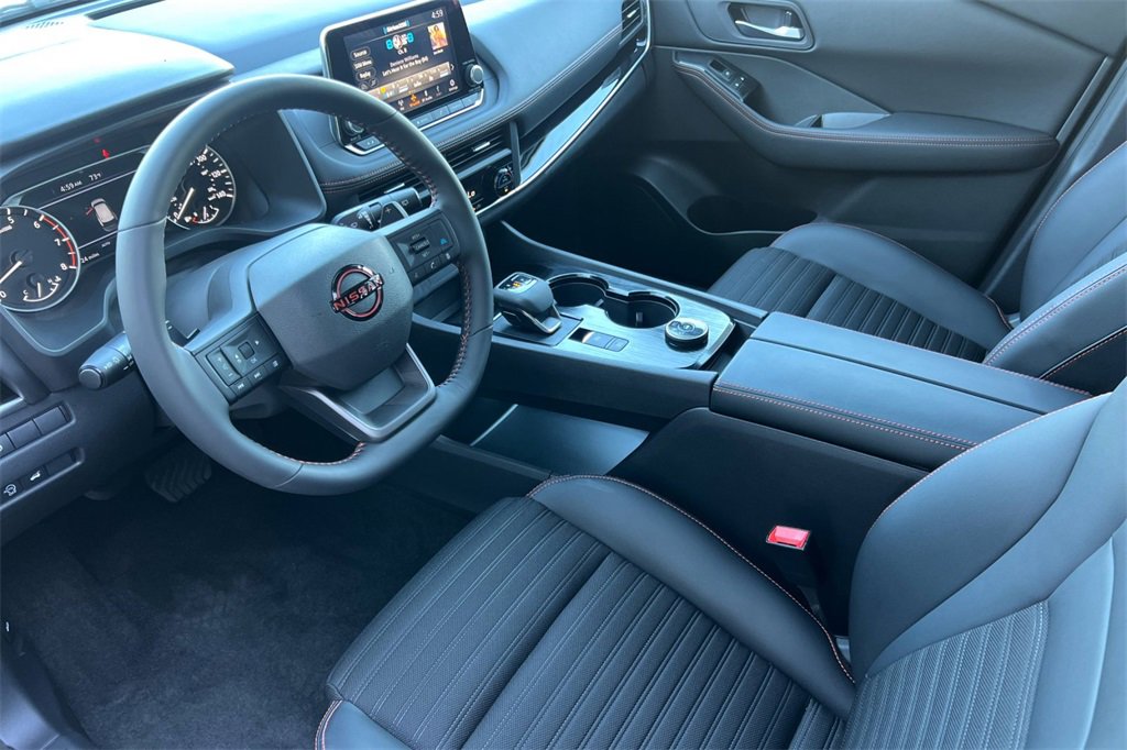 Used 2025 Nissan Rogue SV image 12