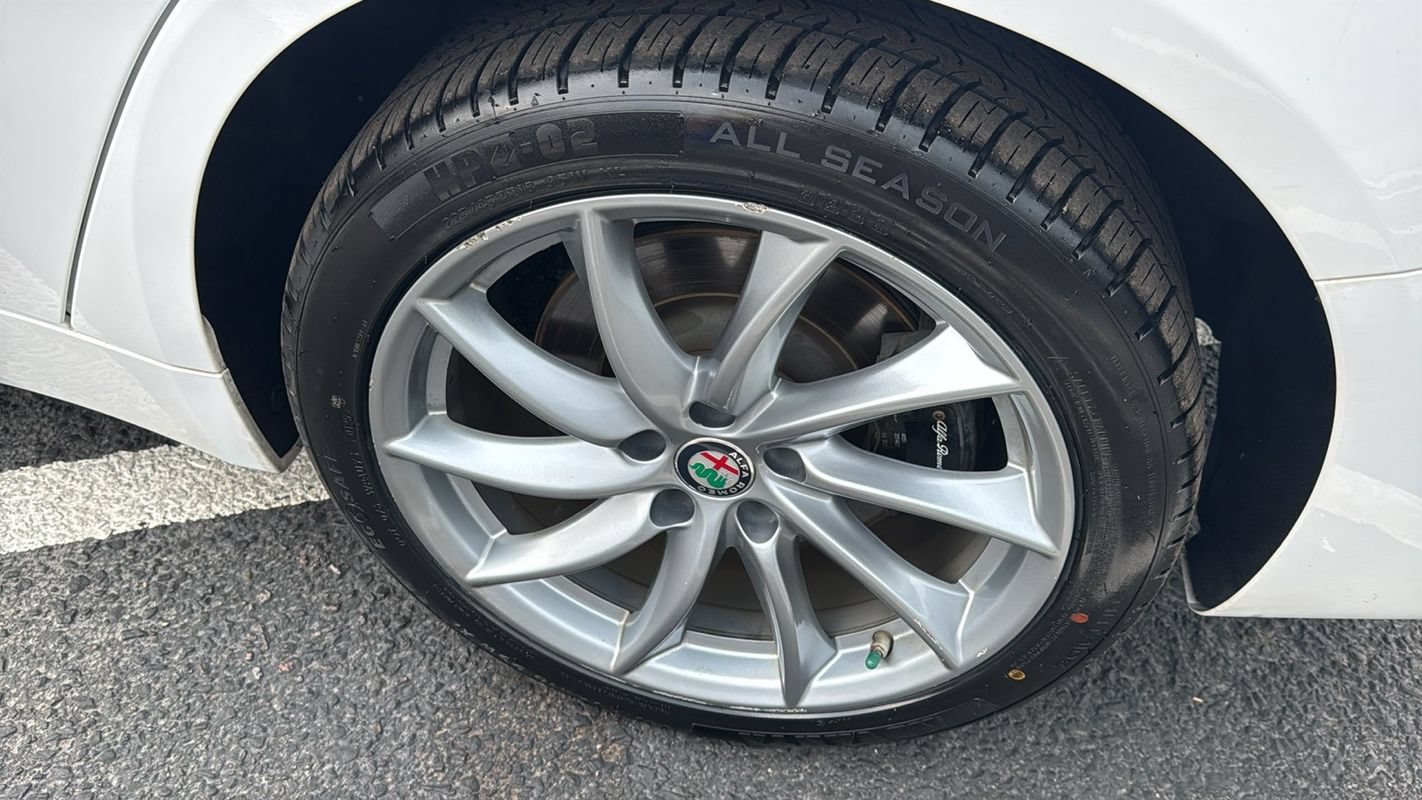 Used 2018 Alfa Romeo Giulia AWD image 14