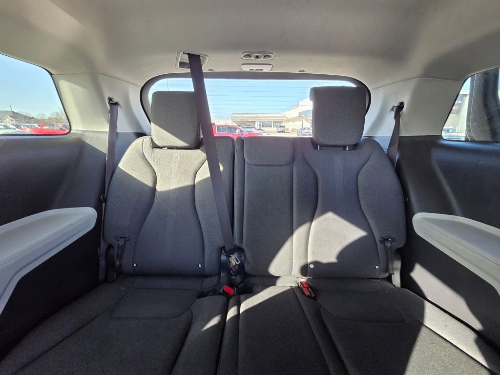 Used 2022 Kia Carnival LX image 26