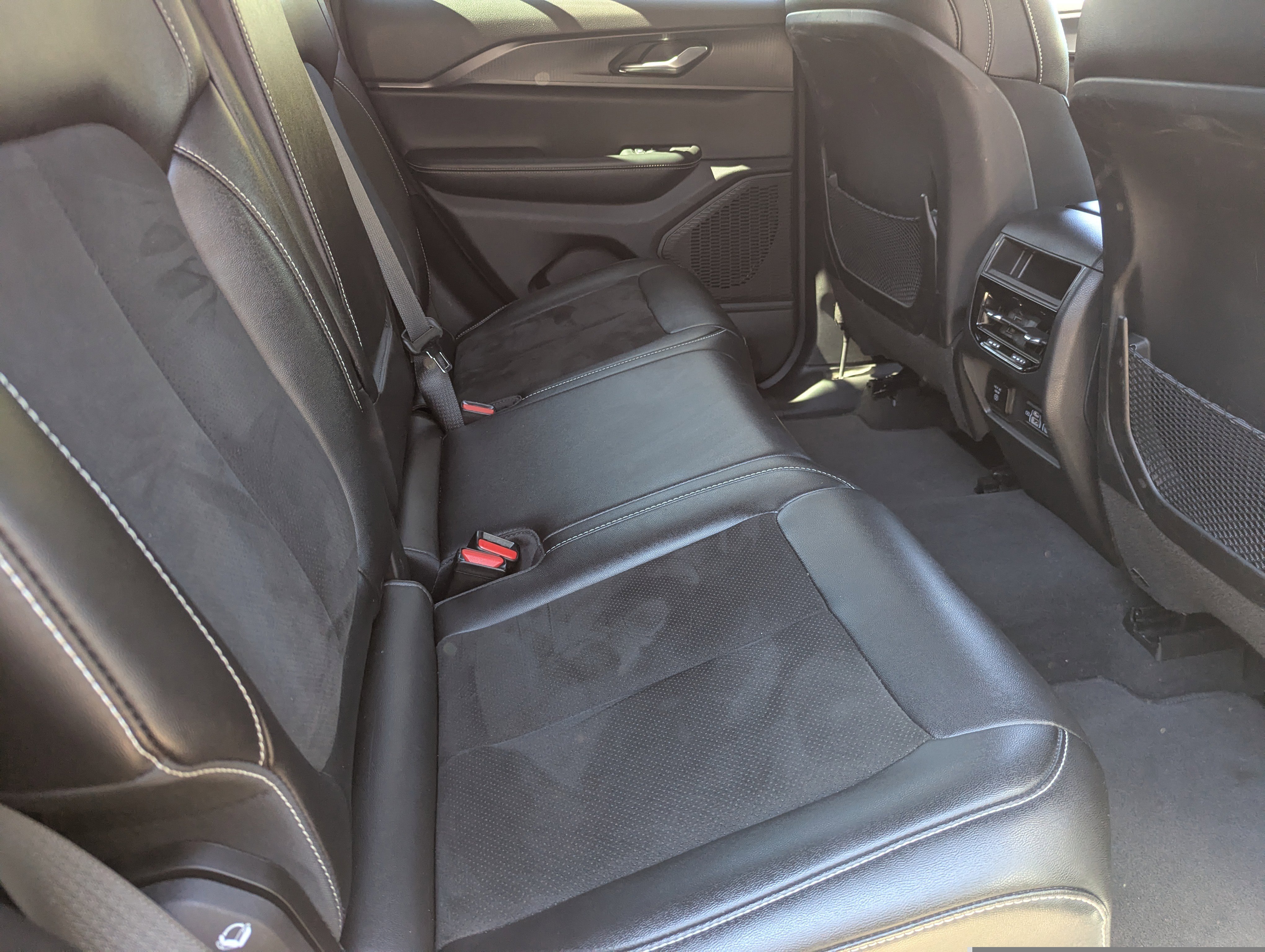 Used 2023 Jeep Grand Cherokee Altitude image 11