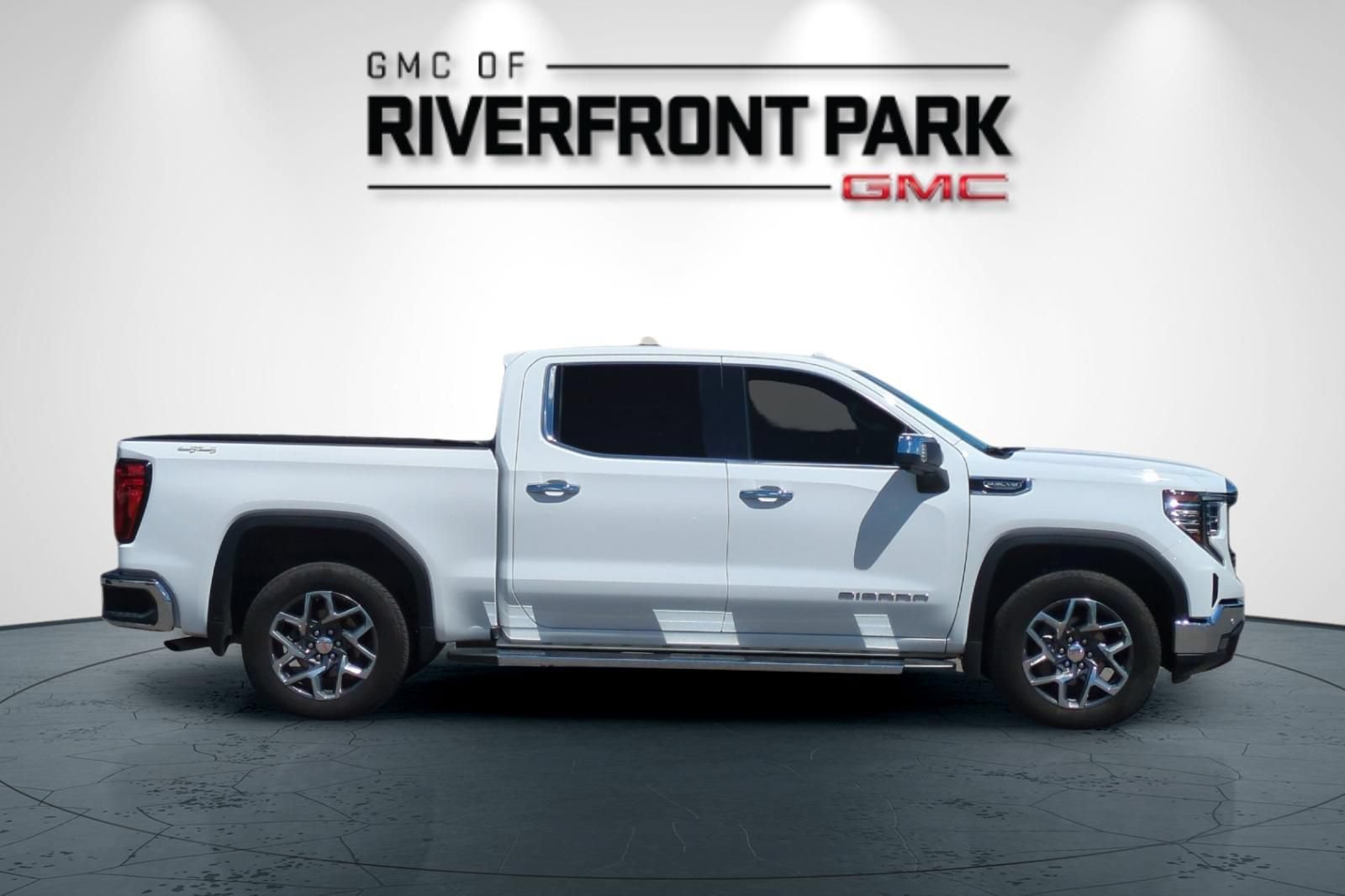 Used 2024 GMC Sierra 1500 SLT w/ SLT Premium Plus Package AWD/4WD image 2