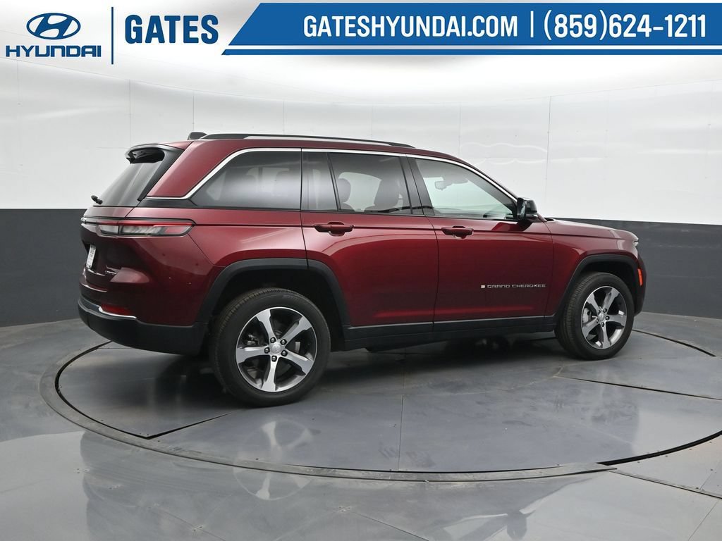 Used 2023 Jeep Grand Cherokee Limited AWD/4WD image 2