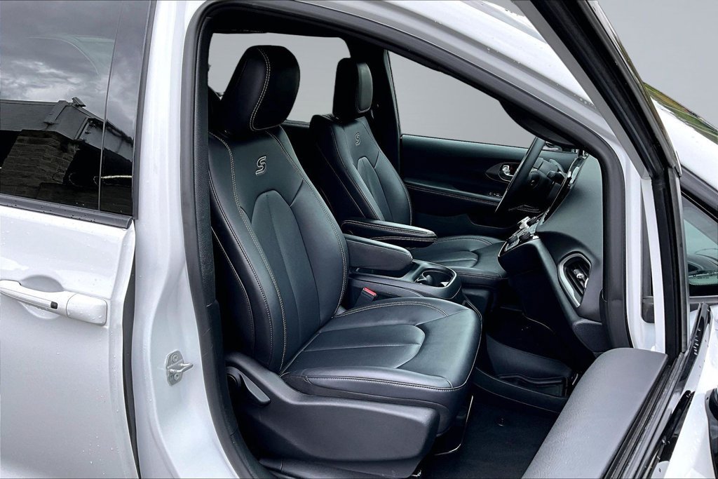Certified 2026 Chrysler Pacifica Select w/ S Appearance Package FWD image 15