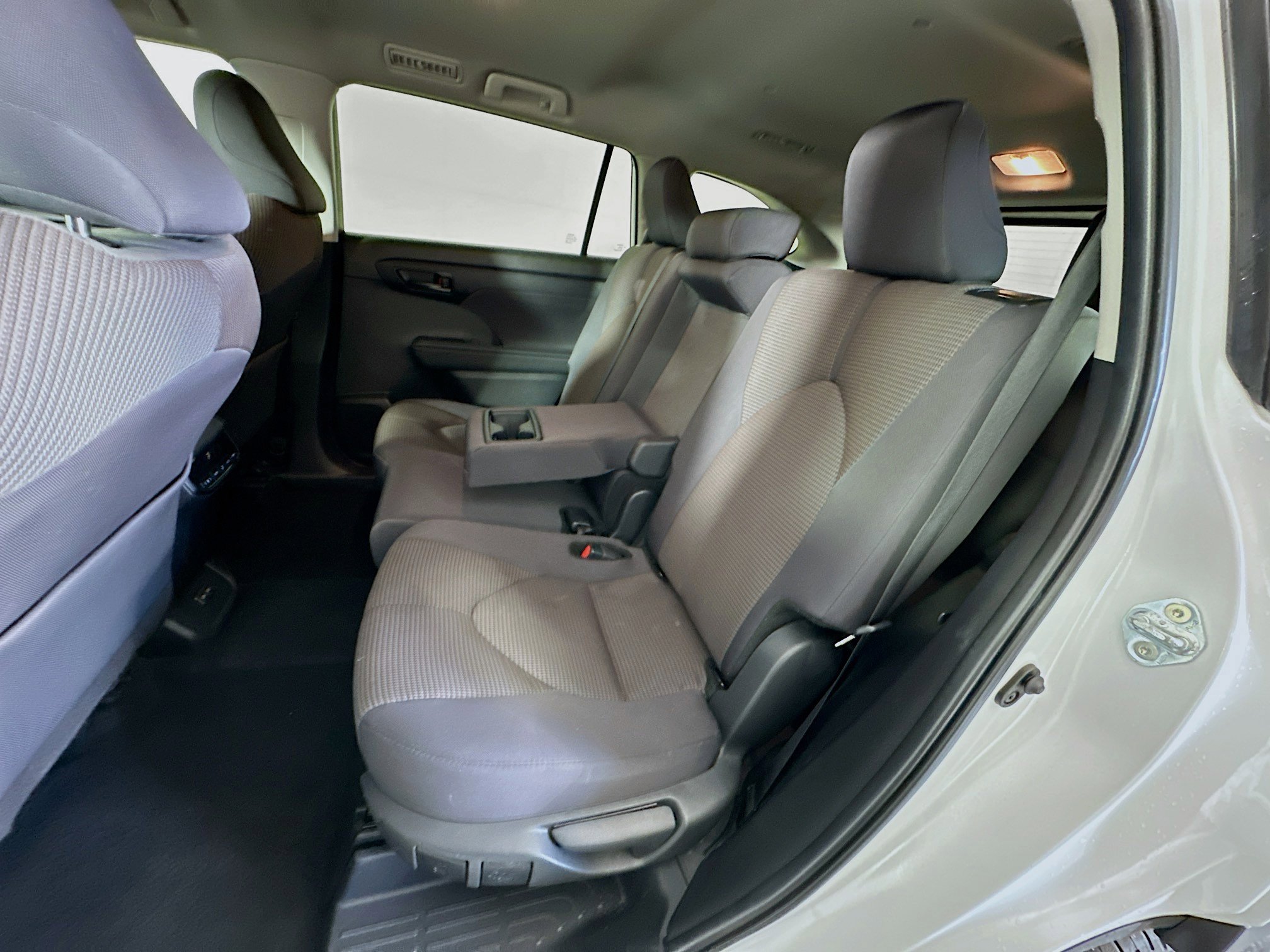 Used 2024 Toyota Highlander LE image 29