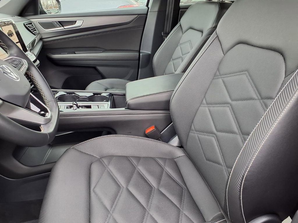 Used 2025 Volkswagen Atlas Cross Sport SE image 3