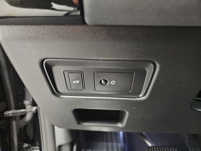 Used 2018 Land Rover Discovery SE AWD/4WD image 16