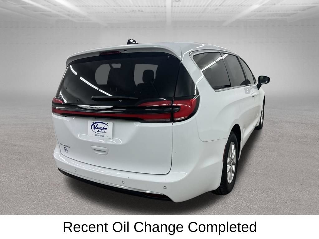 Used 2023 Chrysler Pacifica Touring-L FWD image 15