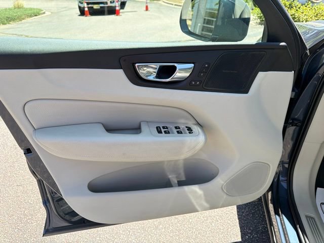 Used 2019 Volvo XC60 T5 Momentum w/ Multimedia Package AWD/4WD image 13