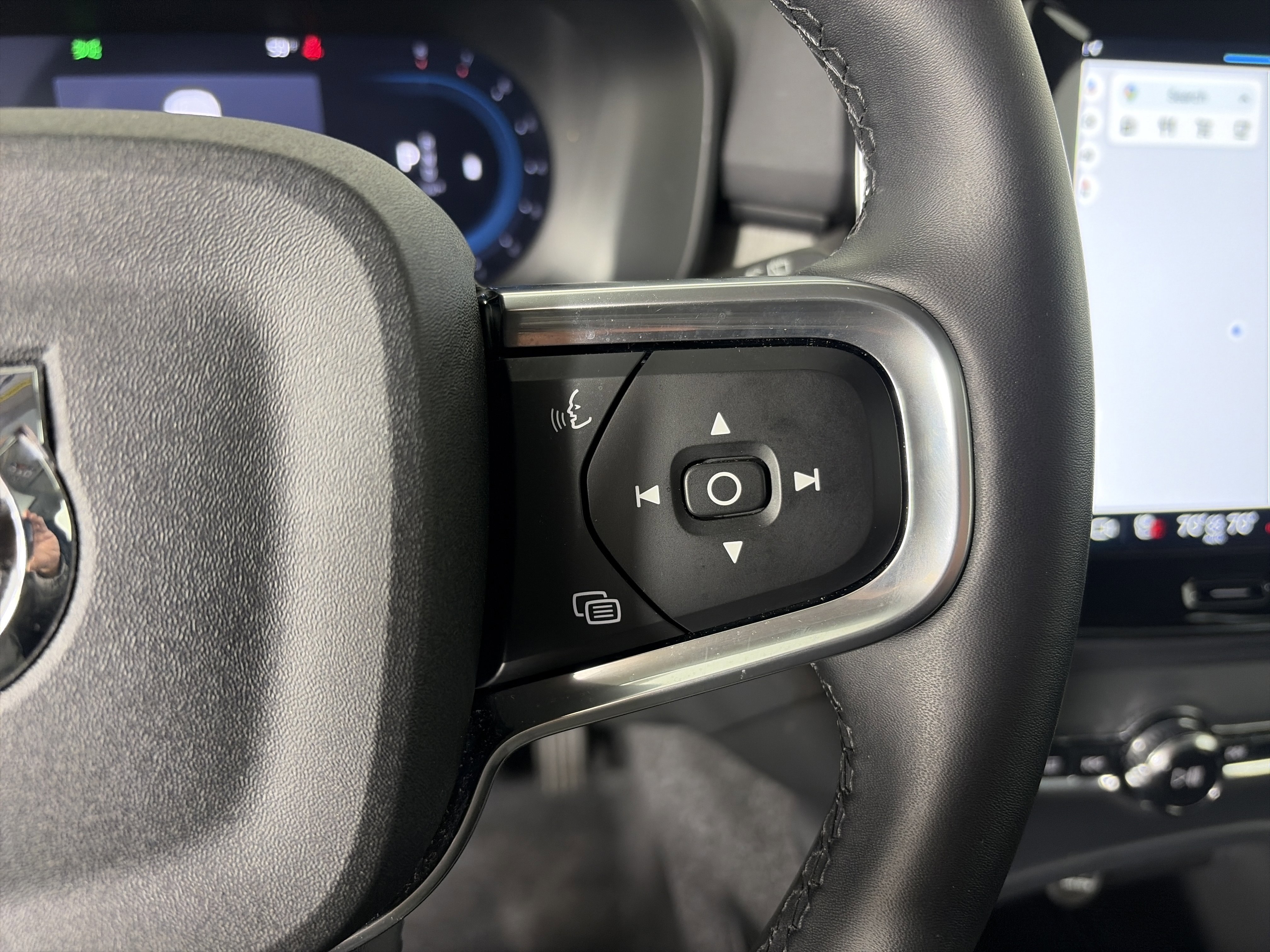 Used 2025 Volvo XC40 B5 Core image 32