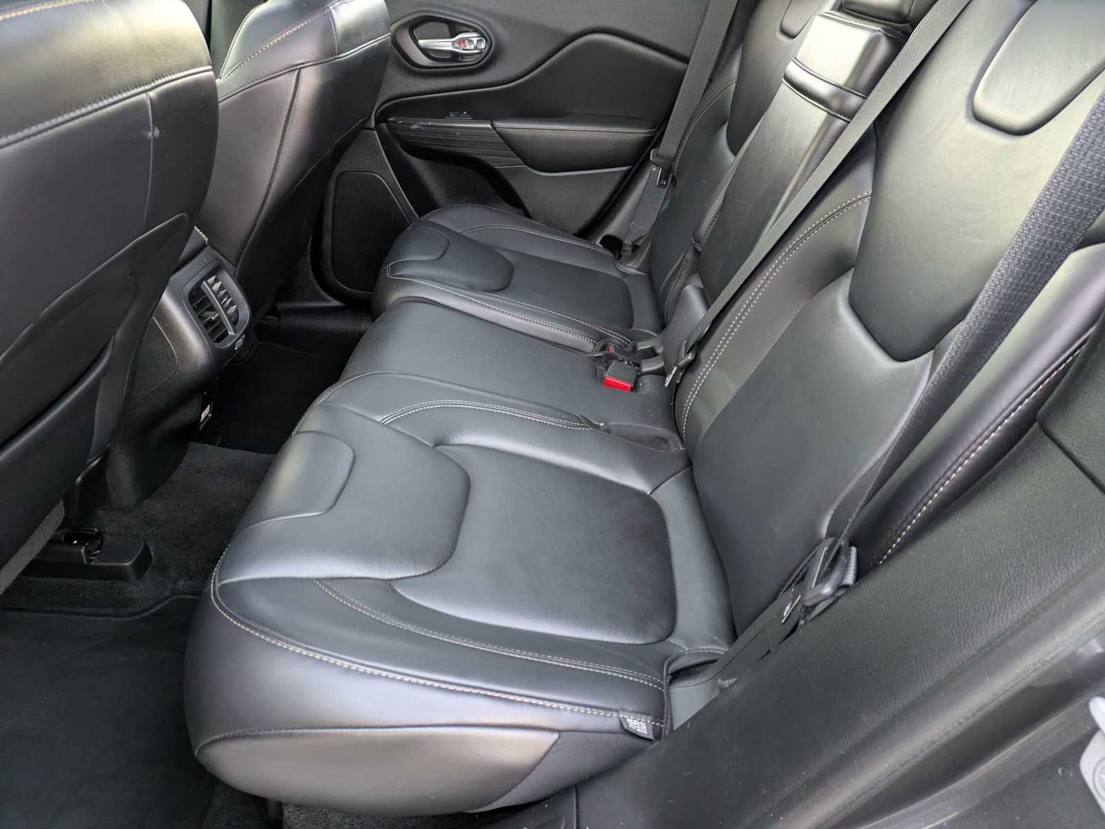 Used 2016 Jeep Cherokee Limited image 17