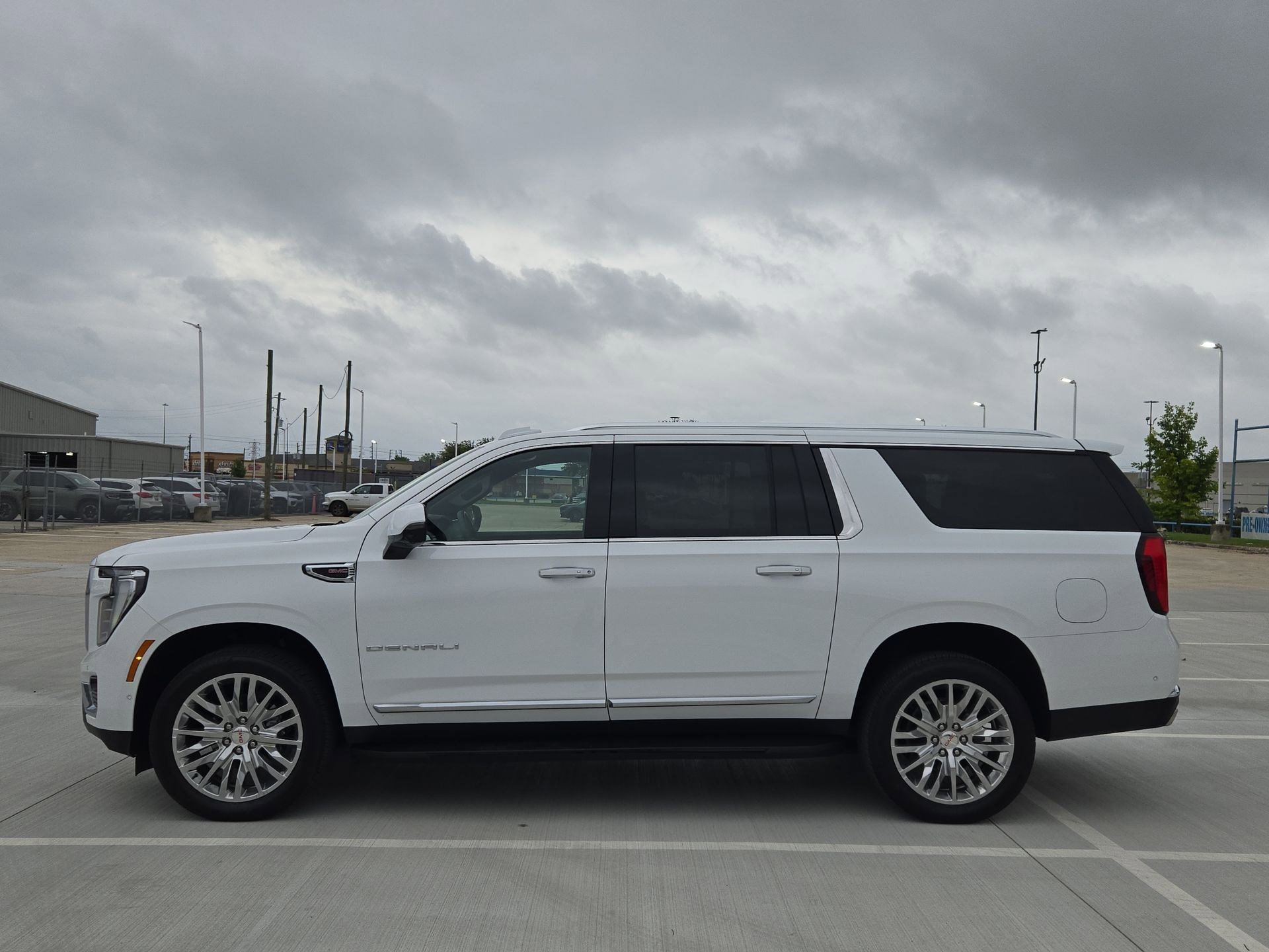Used 2025 GMC Yukon XL Denali AWD/4WD image 7