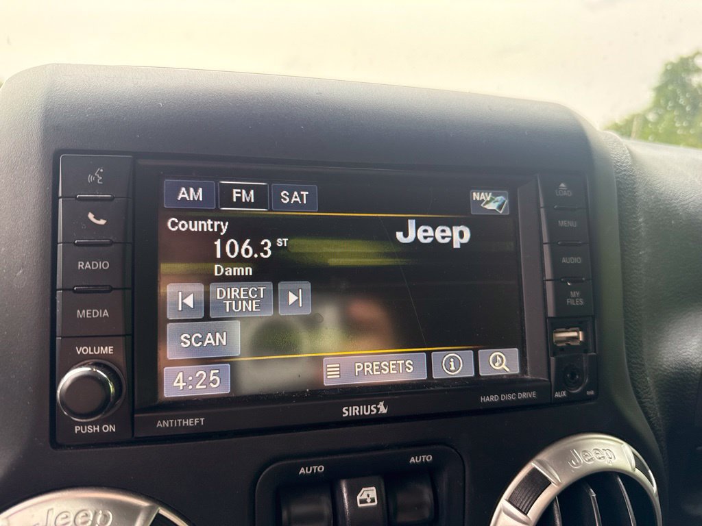 Used 2016 Jeep Wrangler Unlimited Sahara w/ Connectivity Group AWD/4WD image 21