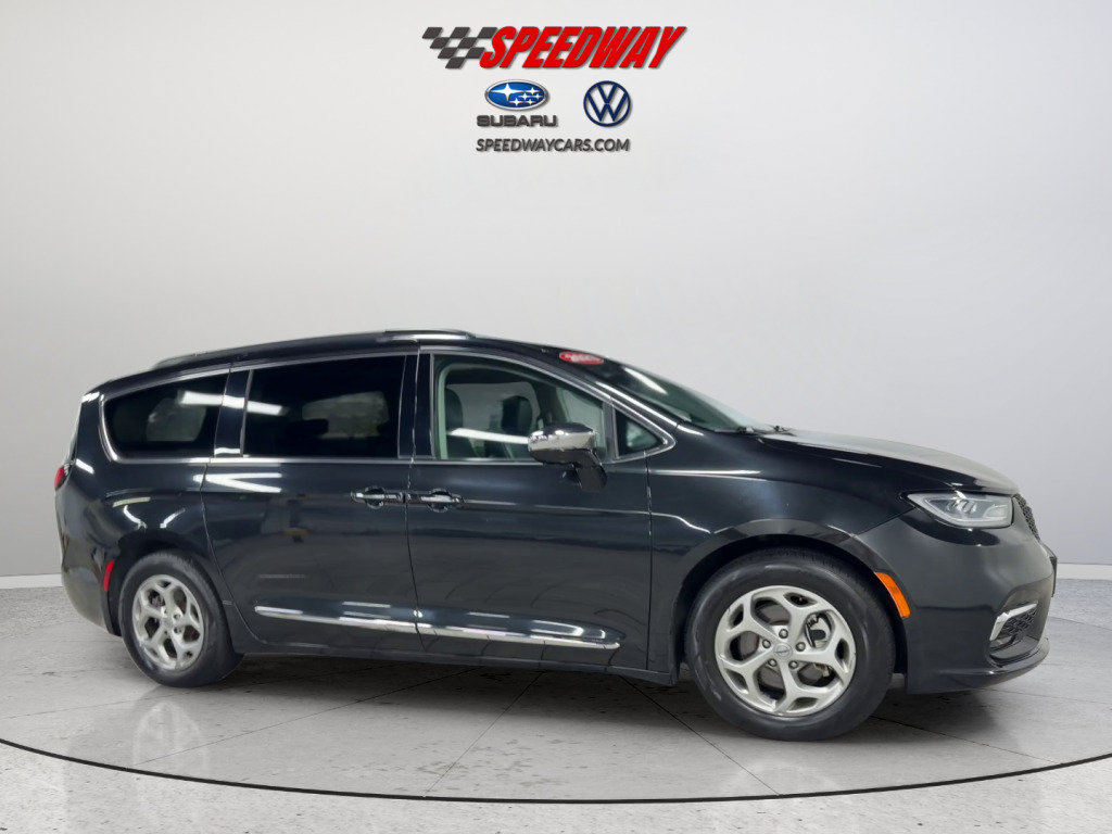 Used 2023 Chrysler Pacifica Limited FWD image 3