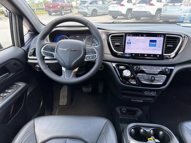 Used 2025 Chrysler Pacifica Select FWD image 22