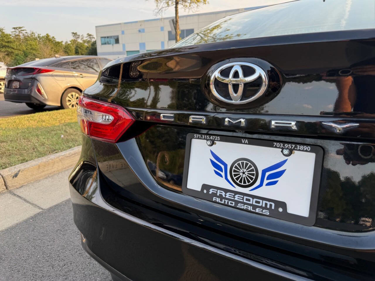 Used 2020 Toyota Camry LE image 8