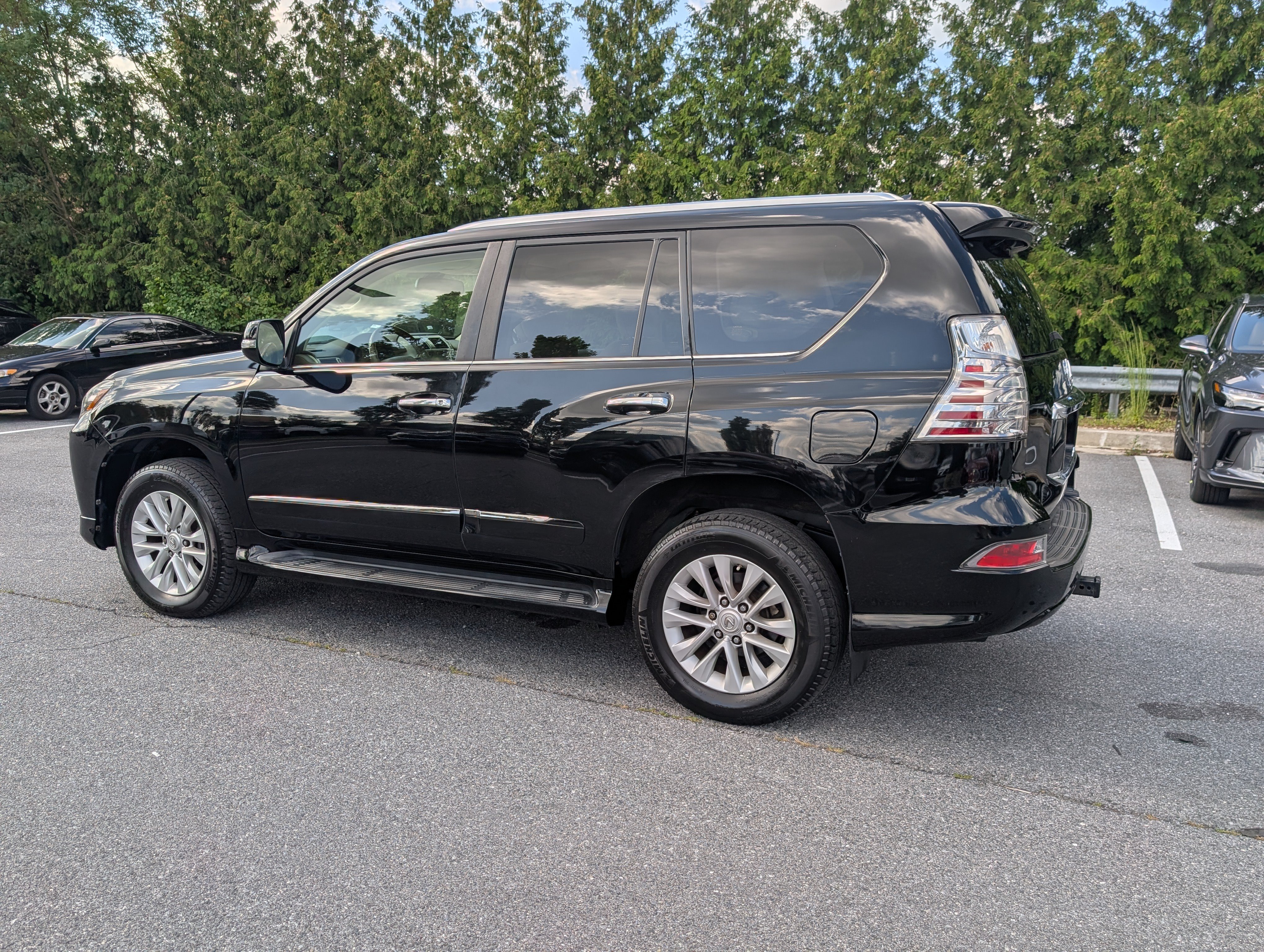 Used 2015 Lexus GX 460 w/ Premium Package AWD/4WD image 4