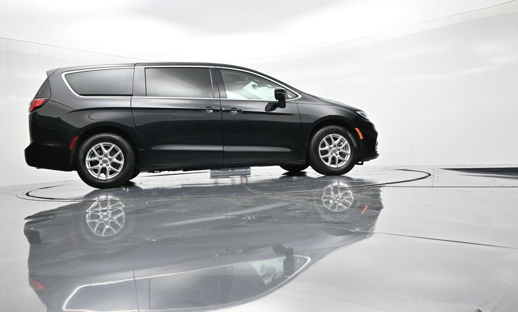 Used 2023 Chrysler Pacifica Touring-L FWD image 29