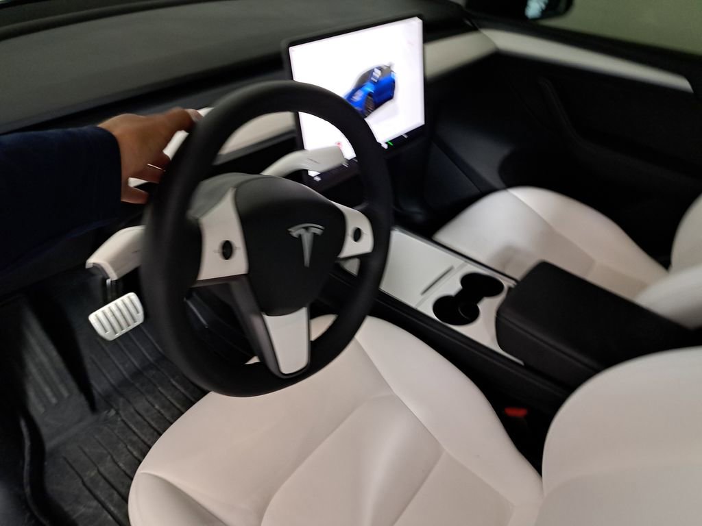 Used 2024 Tesla Model Y Performance image 9
