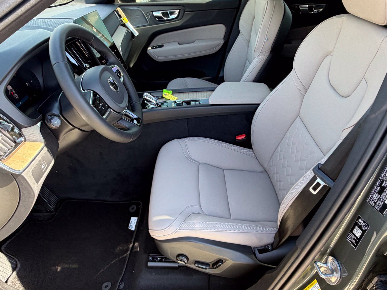 New 2027 Volvo XC60 B5 Plus AWD/4WD image 22