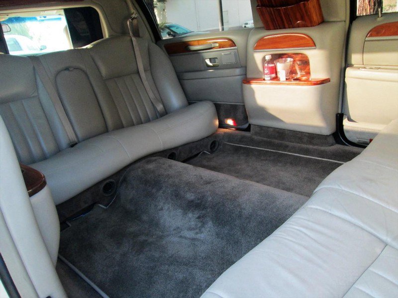 Used 2009 Lincoln Town Car Executive image 23