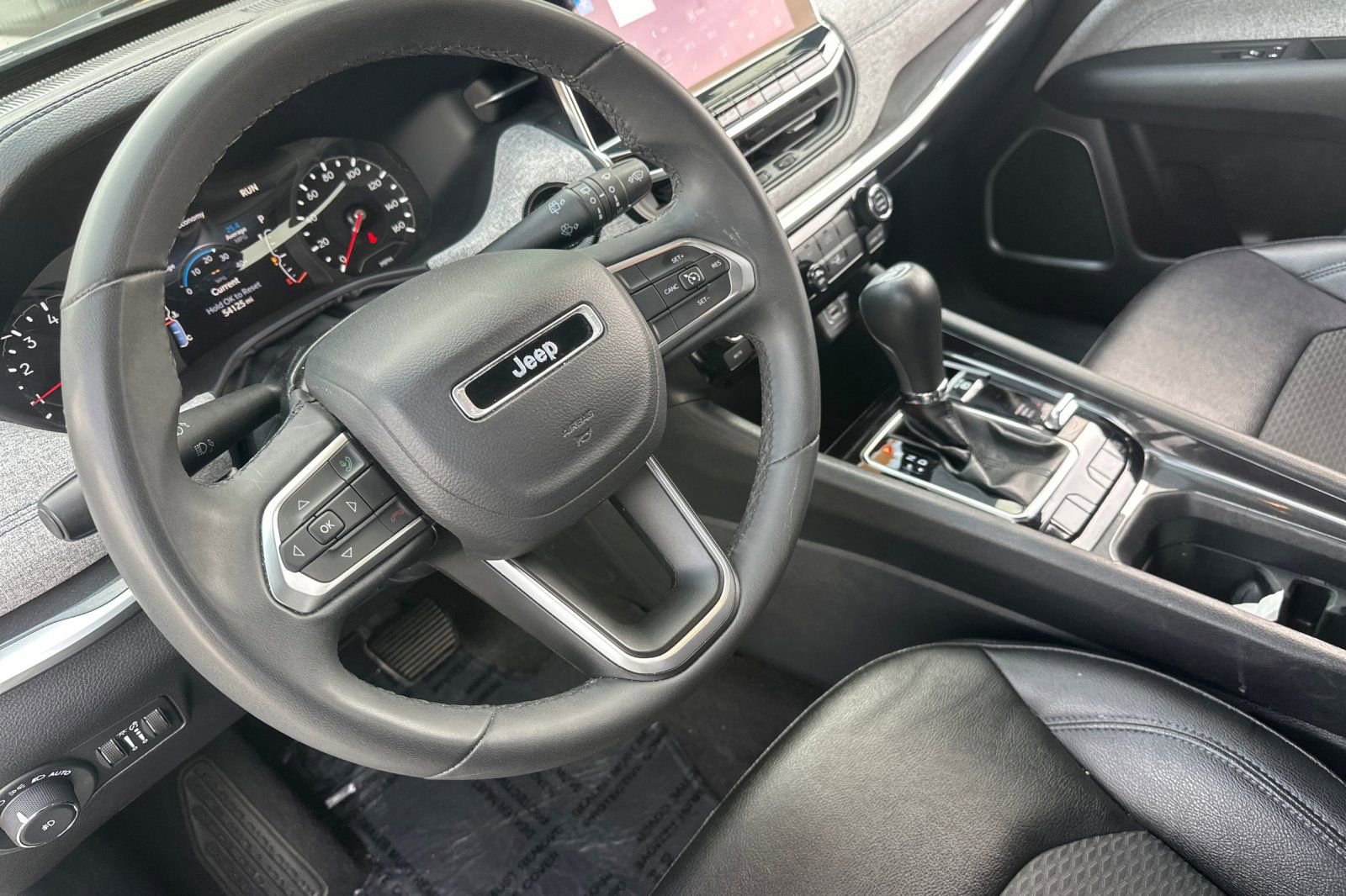 Used 2024 Jeep Compass Latitude image 11