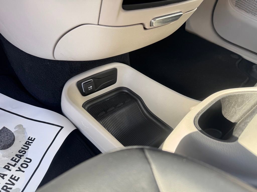 Used 2024 Chrysler Pacifica Touring-L image 23