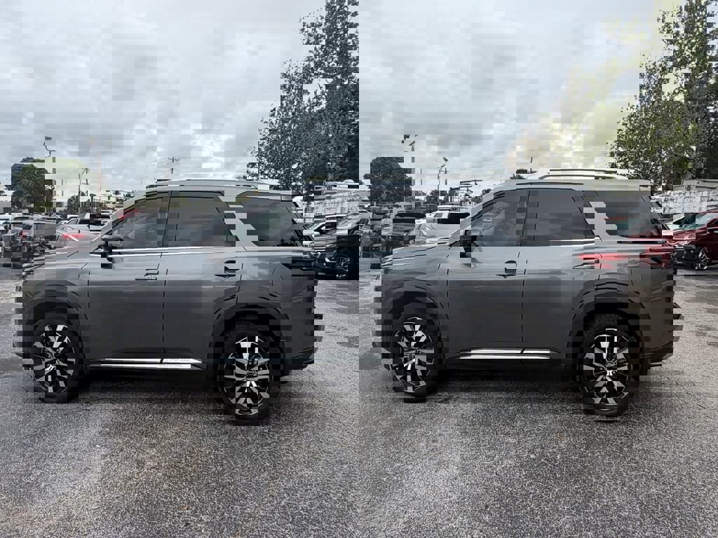Used 2024 Nissan Pathfinder Platinum w/ Cargo Package image 8