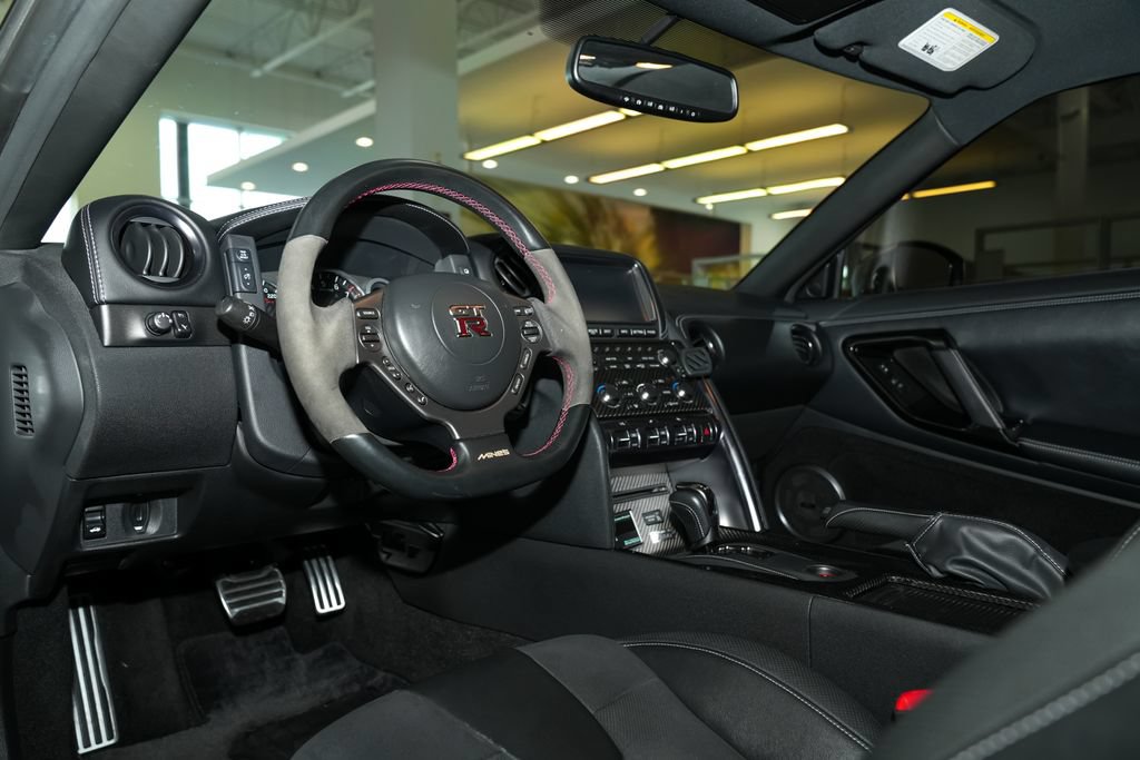 Used 2016 Nissan GT-R Premium AWD/4WD image 2