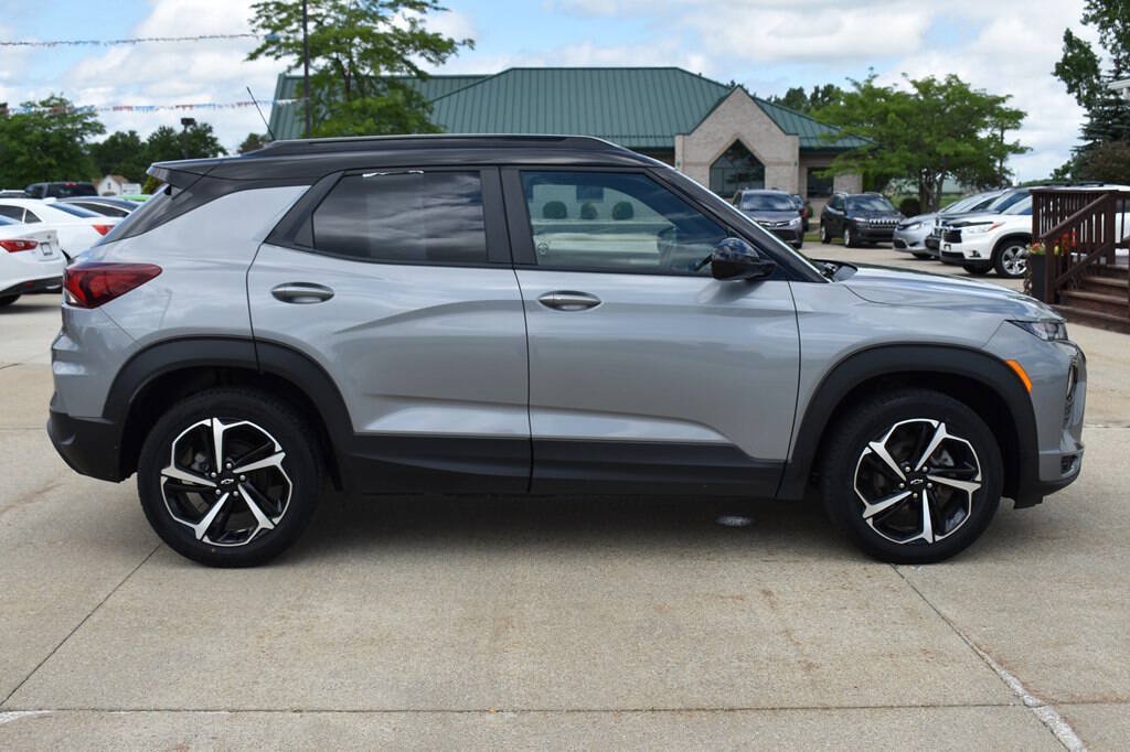 Used 2023 Chevrolet TrailBlazer RS w/ Sun and Liftgate Package AWD/4WD image 2