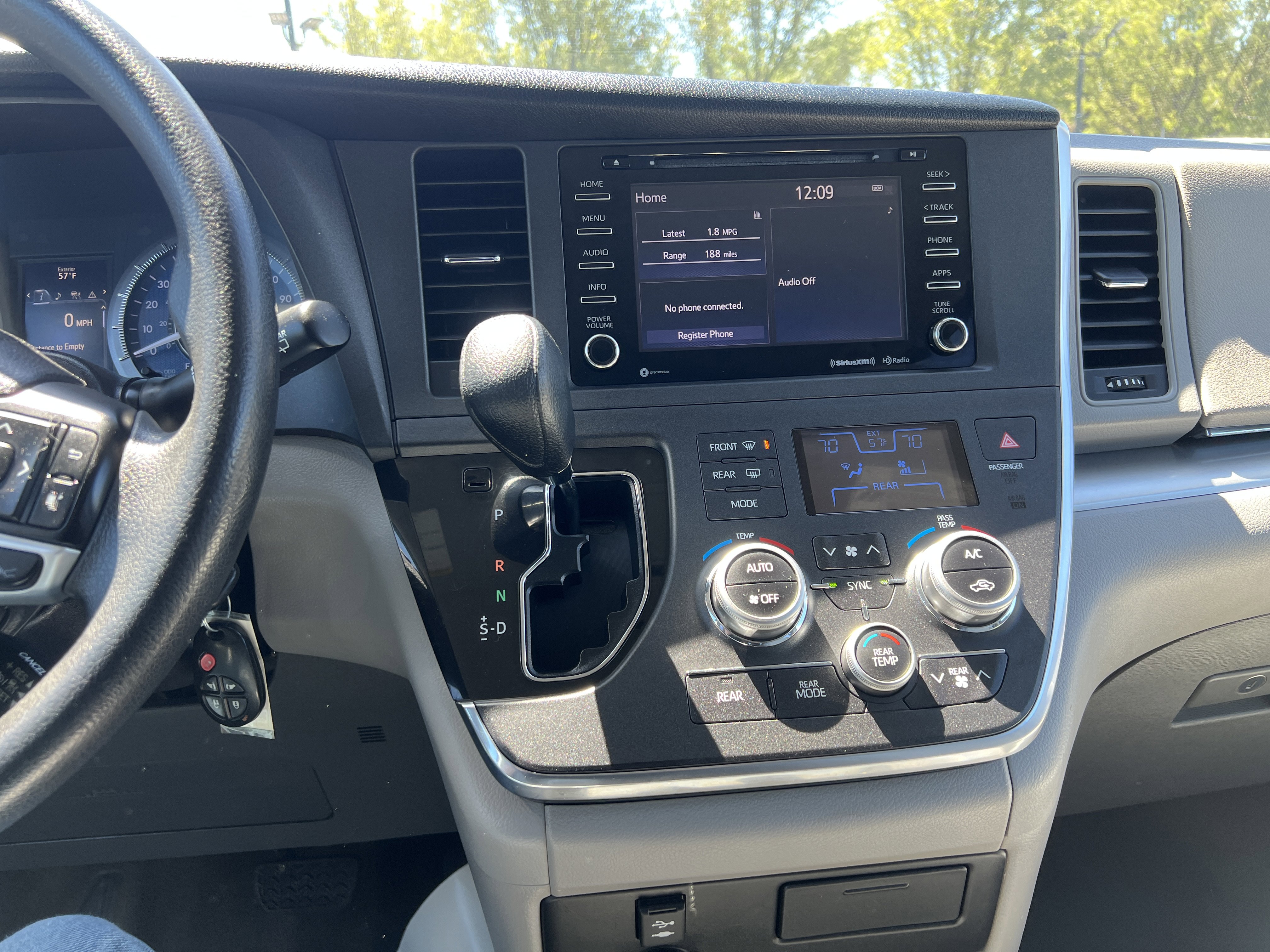 Used 2018 Toyota Sienna LE w/ Carpet Mat Package FWD image 19