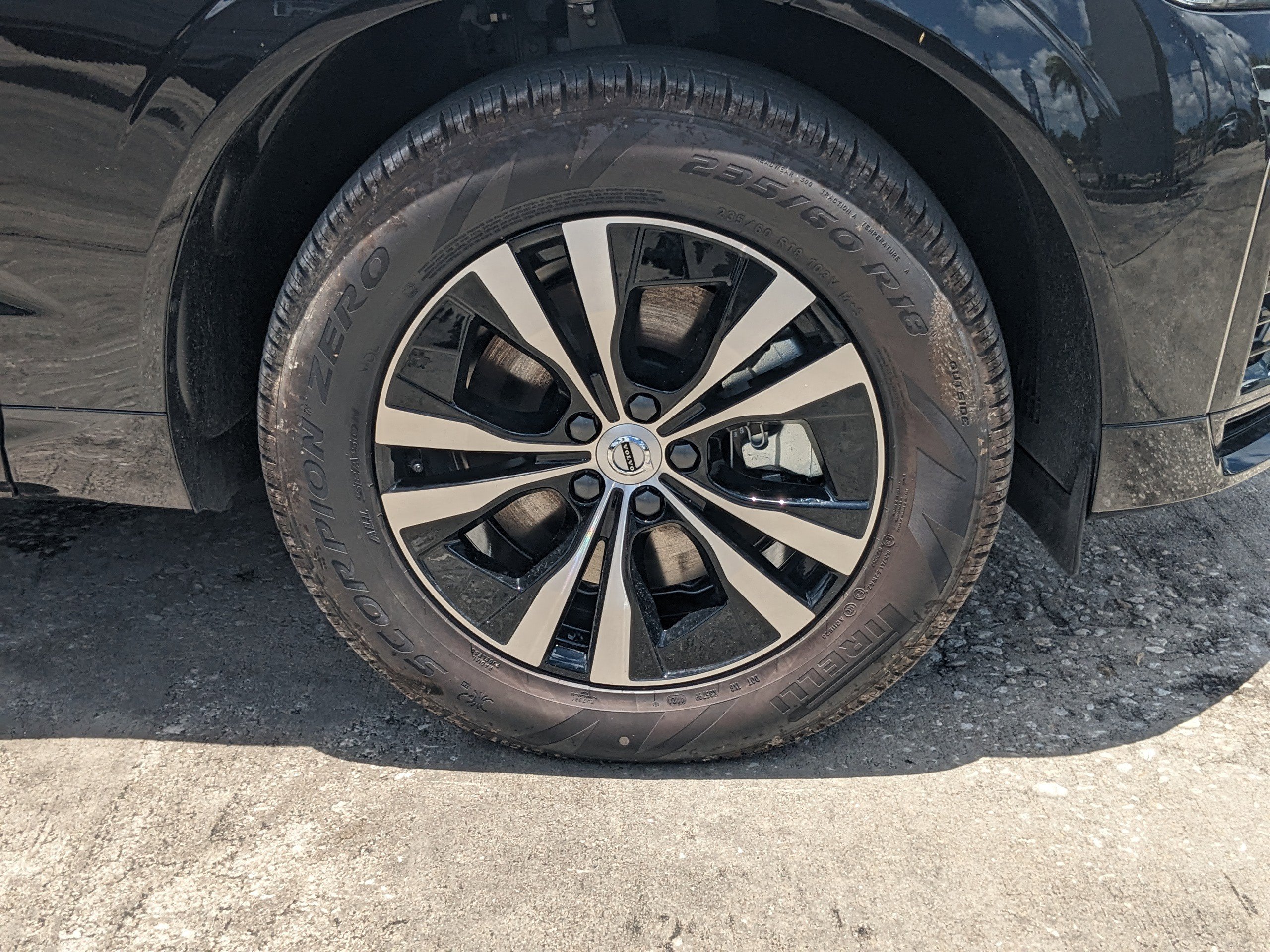 New 2025 Volvo XC60 T8 Core image 11