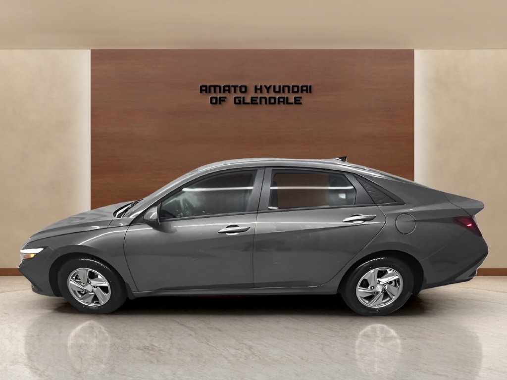 New 2026 Hyundai Elantra SE FWD image 3