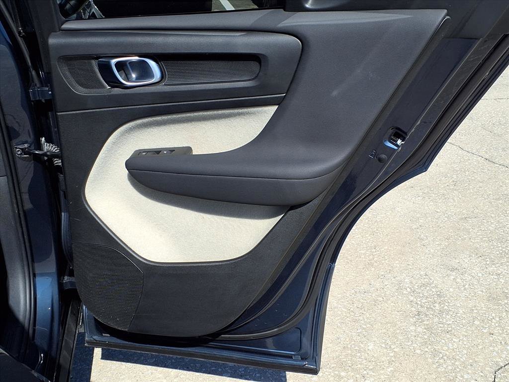 Used 2021 Volvo XC40 T4 Momentum w/ Protection Package Premier image 13