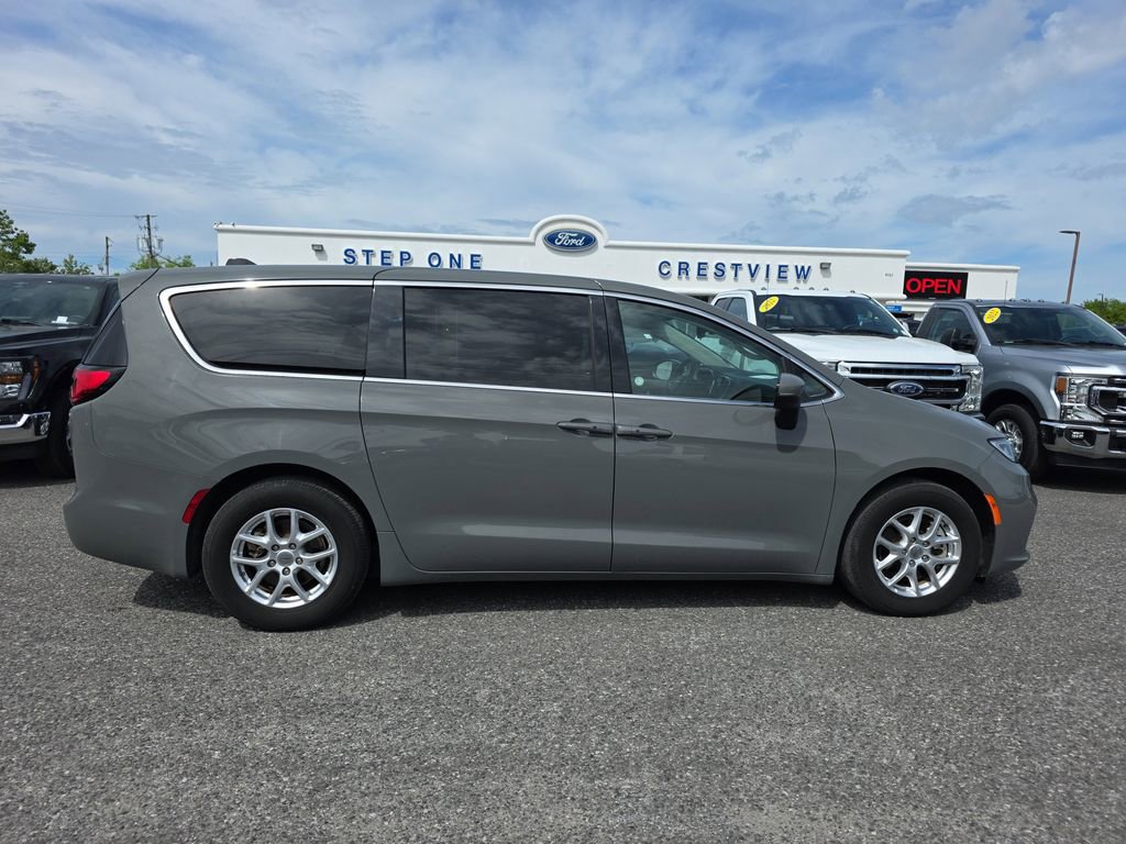 Used 2023 Chrysler Pacifica Touring-L image 4