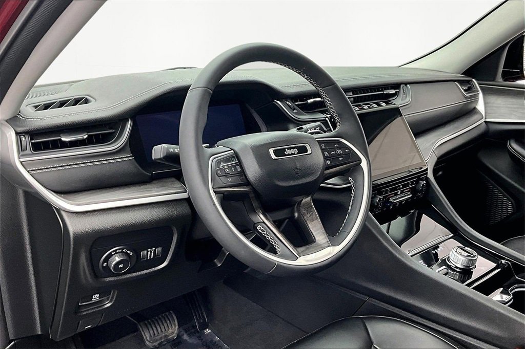 Used 2023 Jeep Grand Cherokee Limited w/ Black Appearance Package image 14