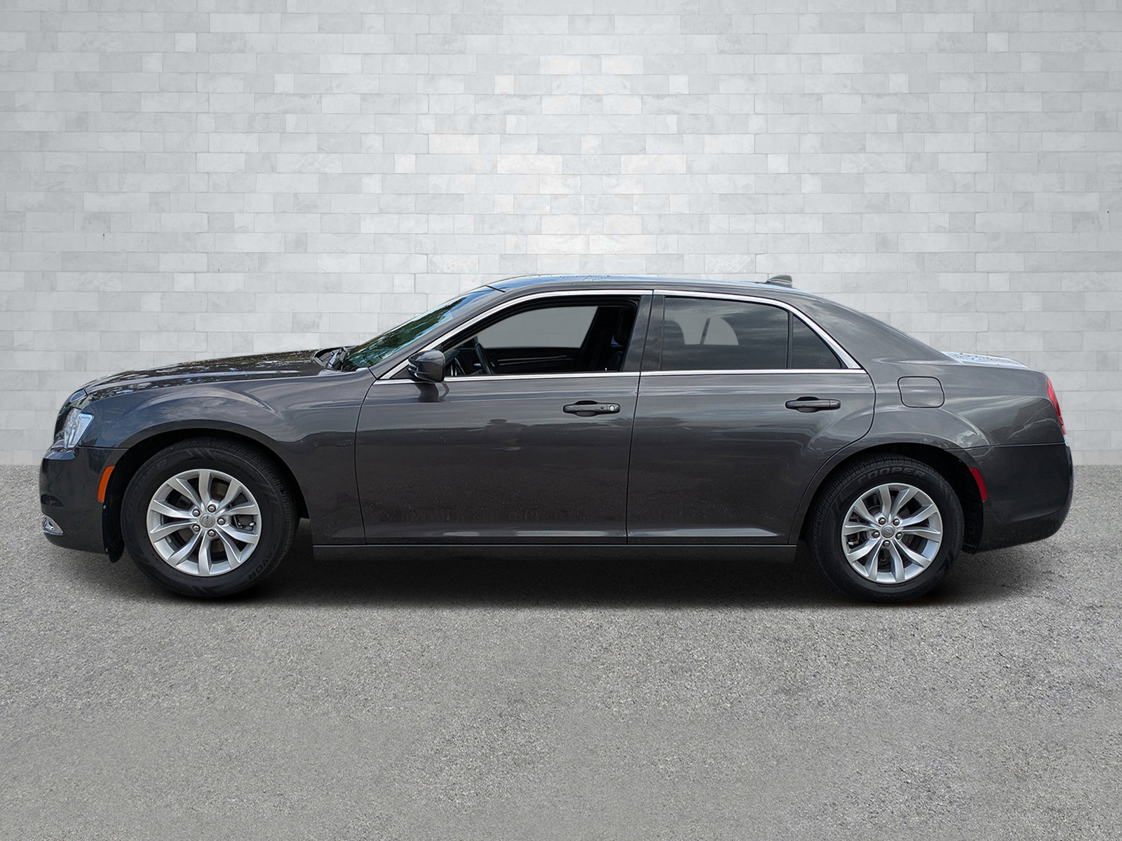 Used 2015 Chrysler 300 Limited image 8