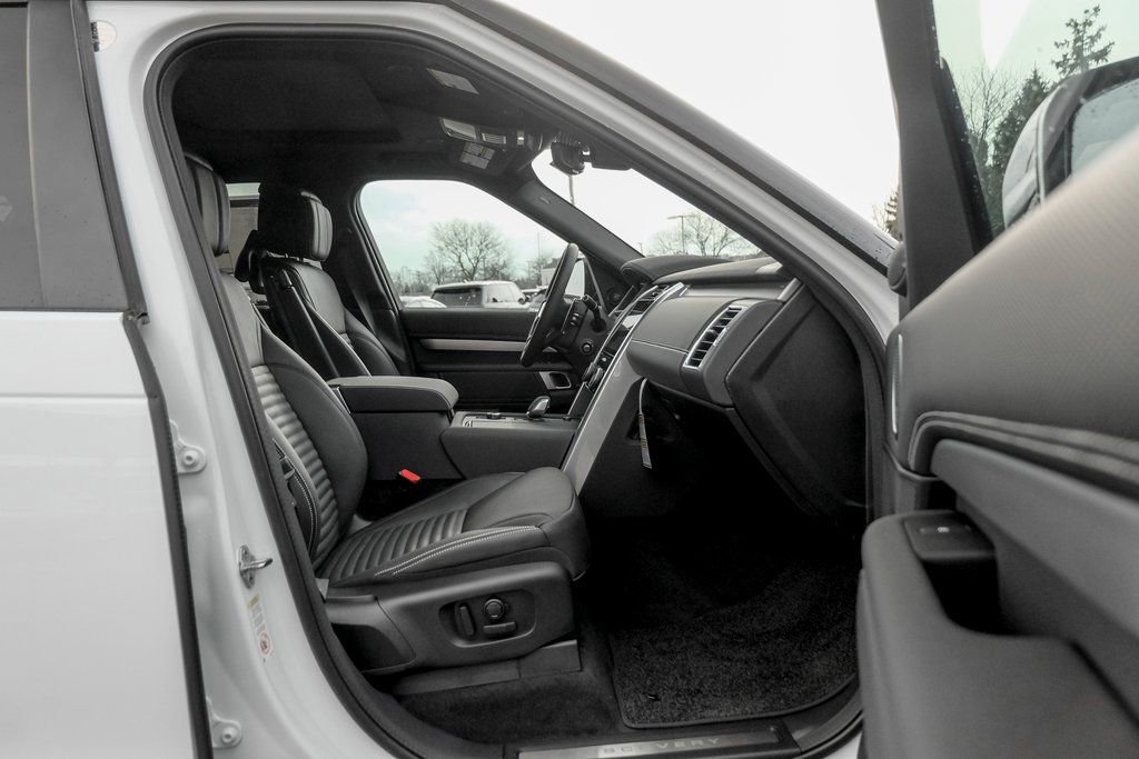 Used 2025 Land Rover Discovery Dynamic SE image 21