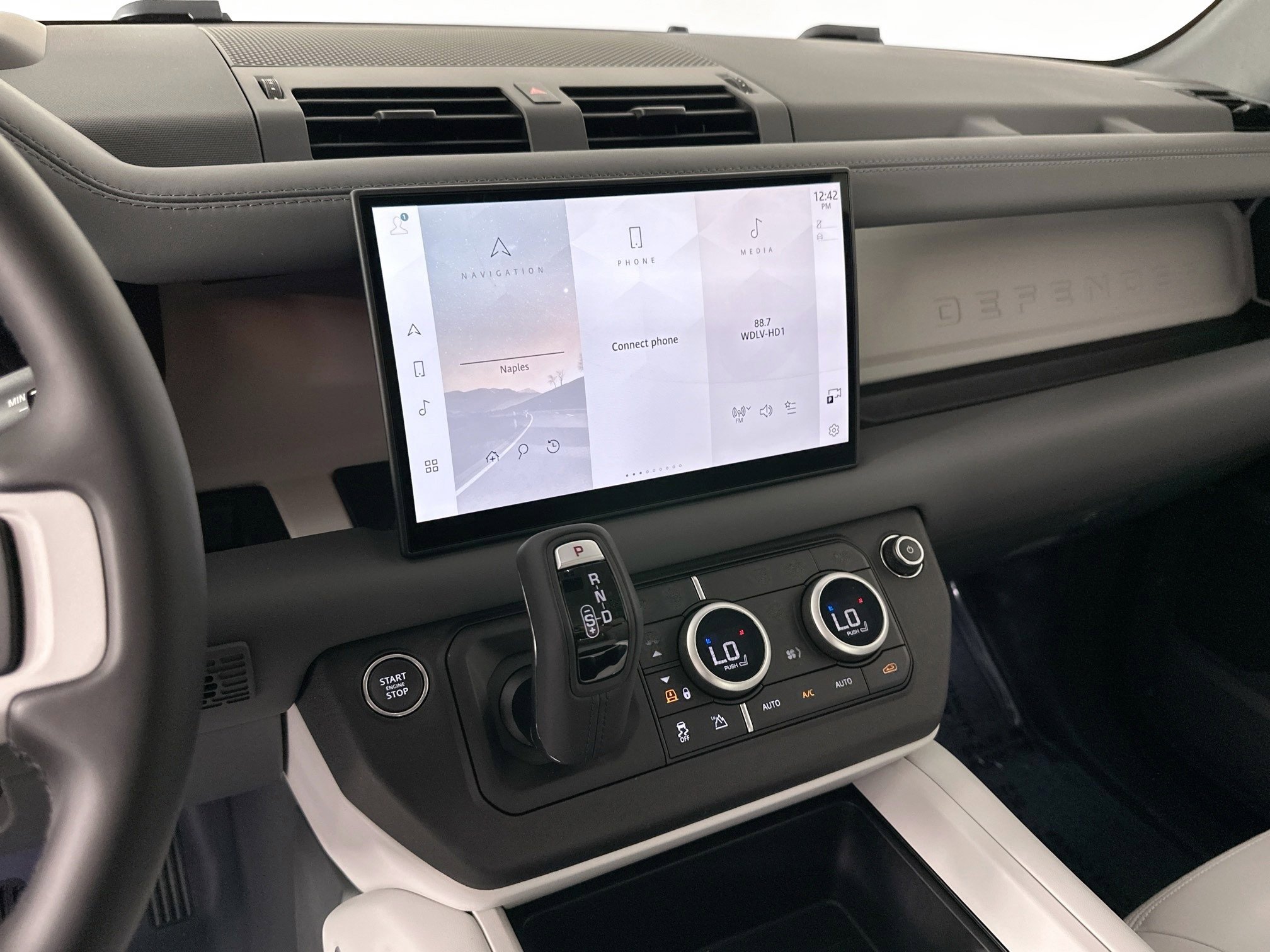 Used 2025 Land Rover Defender 110 S image 12