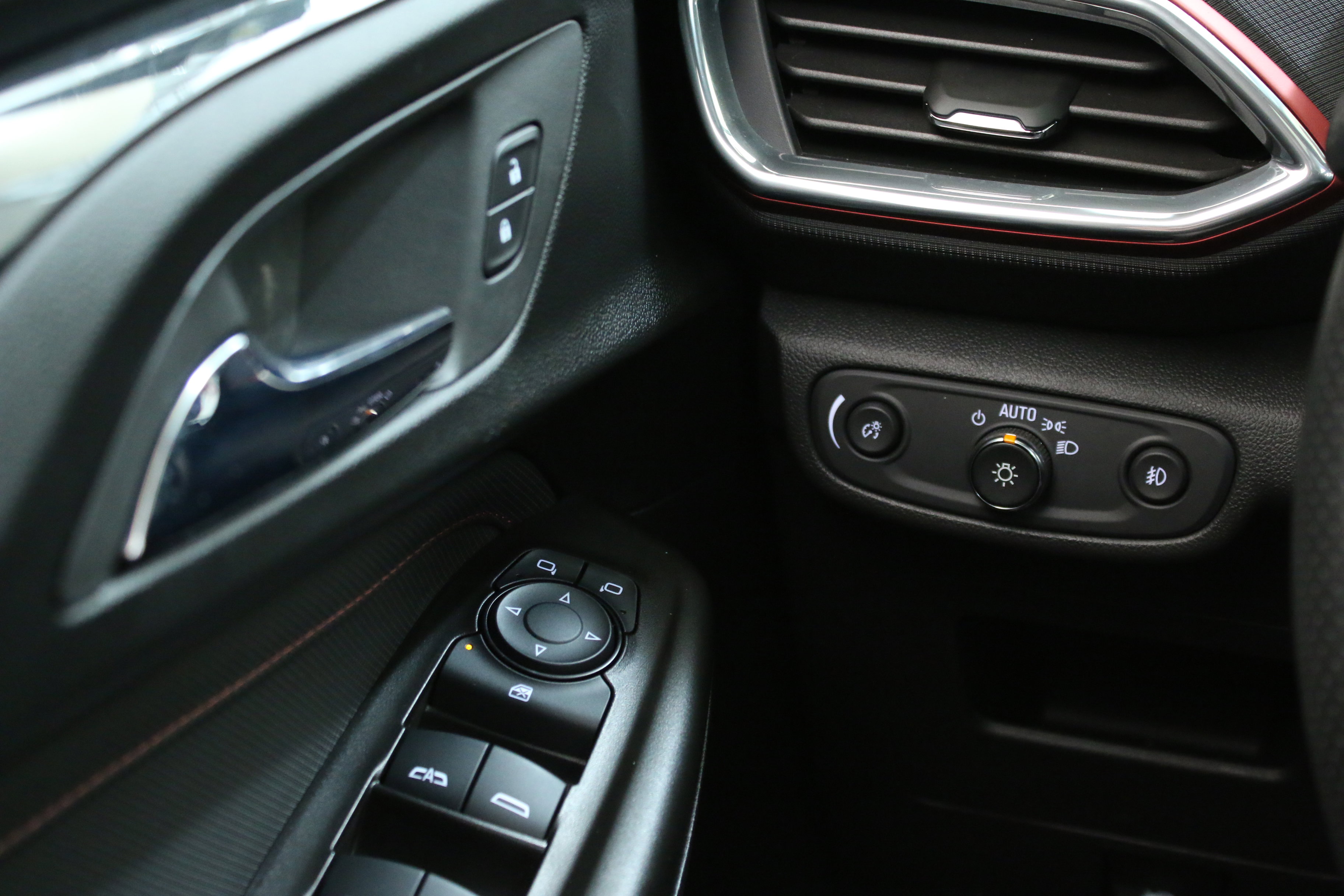 Used 2023 Chevrolet TrailBlazer RS w/ Sun and Liftgate Package image 17