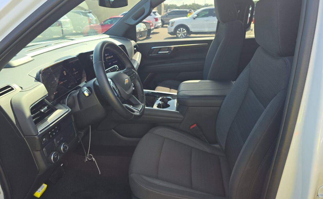 Used 2025 Chevrolet Tahoe LS RWD image 3
