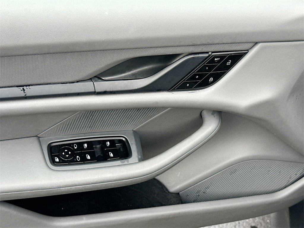 Used 2021 Porsche Taycan image 19