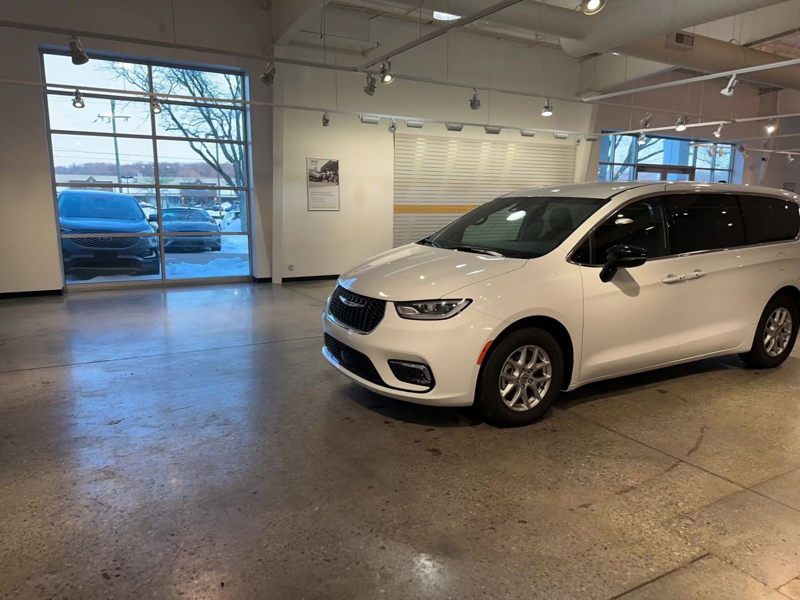 Used 2025 Chrysler Pacifica Select image 8