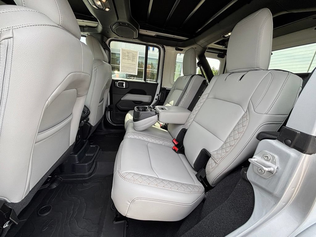 Used 2023 Jeep Wrangler Unlimited Sahara AWD/4WD image 12