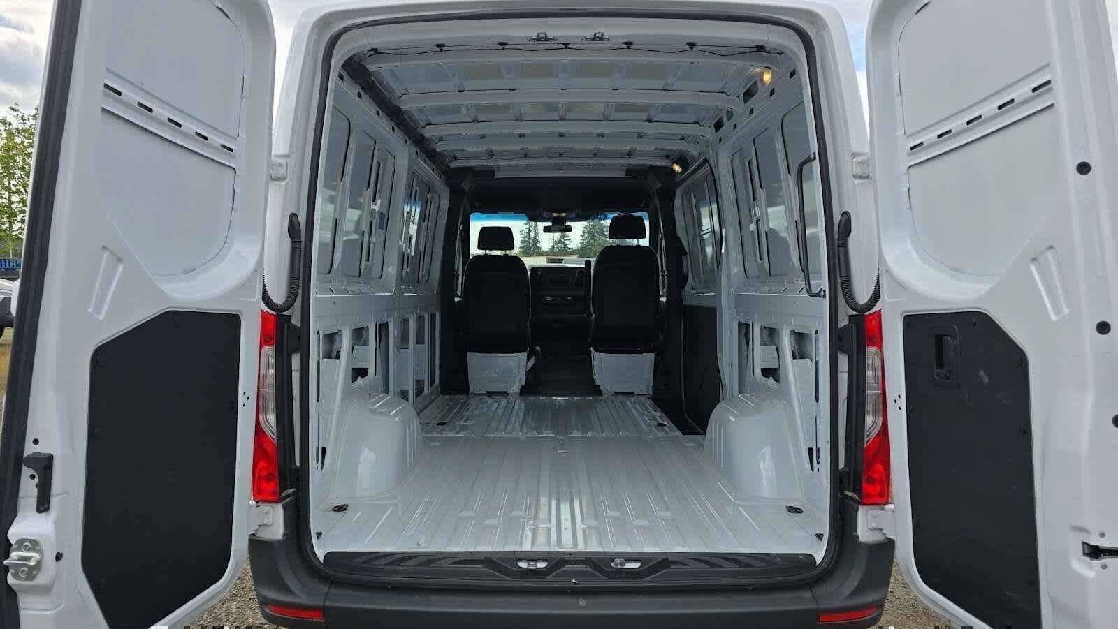 Used 2025 Mercedes-Benz Sprinter 2500 image 21