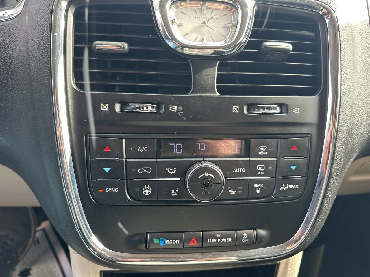Used 2016 Chrysler Town & Country Touring w/ Driver Convenience Group image 23
