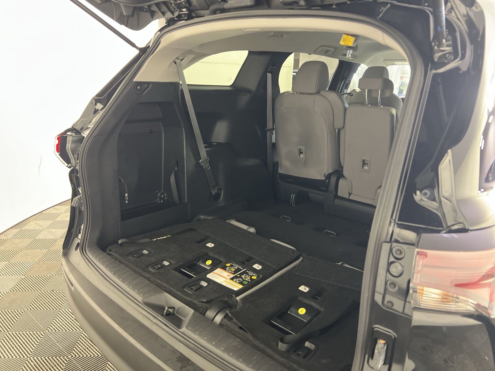 Used 2025 Toyota Sienna LE FWD image 26