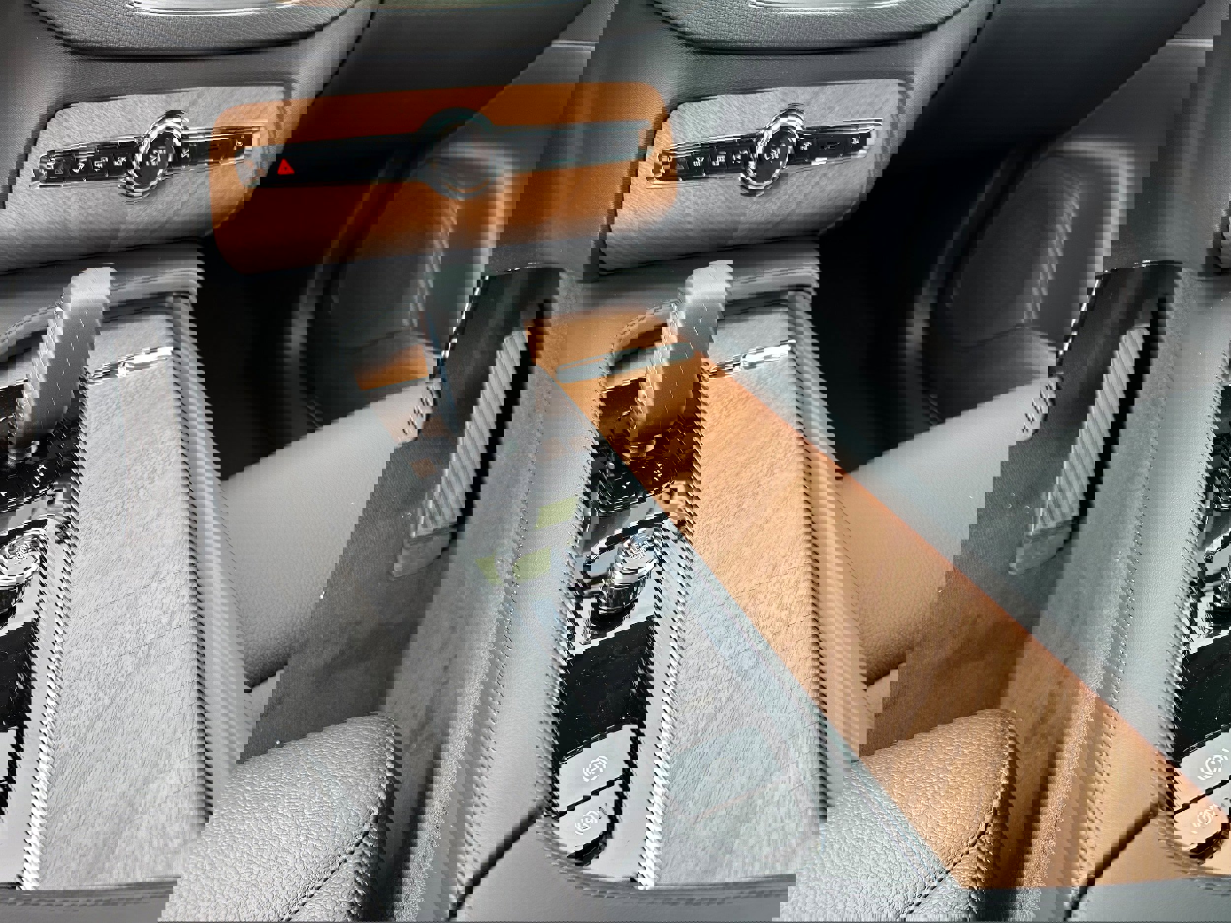 New 2025 Volvo XC90 T8 Core w/ Protection Package Premier image 12