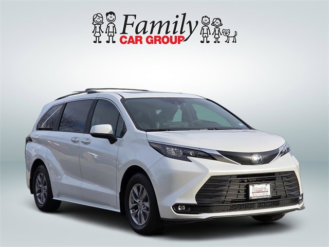 Used 2025 Toyota Sienna XLE image 2